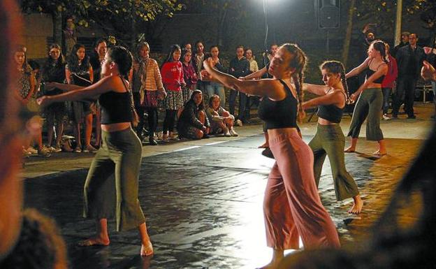 Actuación de alumnas de la sección de Danza, en la plaza Teresa de Calcuta, con motivo del Día Mundial de Lucha contra el Sida.