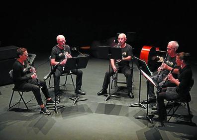 Imagen secundaria 1 - Arriba, actuación en la residencia Zorroaga. Abajo, actuación de un quinteto de clarinetistas en Lugaritz.