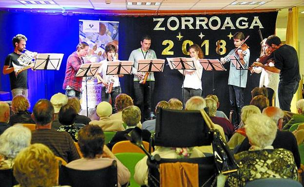 Imagen principal - Arriba, actuación en la residencia Zorroaga. Abajo, actuación de un quinteto de clarinetistas en Lugaritz.