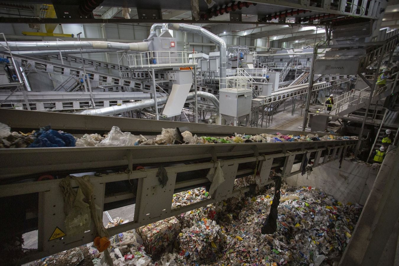 La incineradora de Zubieta ha comenzado su proceso de pruebas en caliente con la quema de las primeras toneladas de basura en sus hornos. Entre la noche de ayer y hoy se han introducido como combustible las primeras nueve toneladas de residuos para comenzar a comprobar si las conexiones funcionan y los sistemas de depuración y control de gases se encuentran a punto.