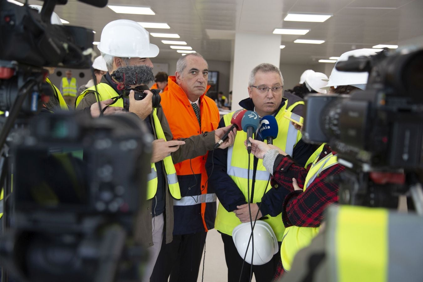 La incineradora de Zubieta ha comenzado su proceso de pruebas en caliente con la quema de las primeras toneladas de basura en sus hornos. Entre la noche de ayer y hoy se han introducido como combustible las primeras nueve toneladas de residuos para comenzar a comprobar si las conexiones funcionan y los sistemas de depuración y control de gases se encuentran a punto.