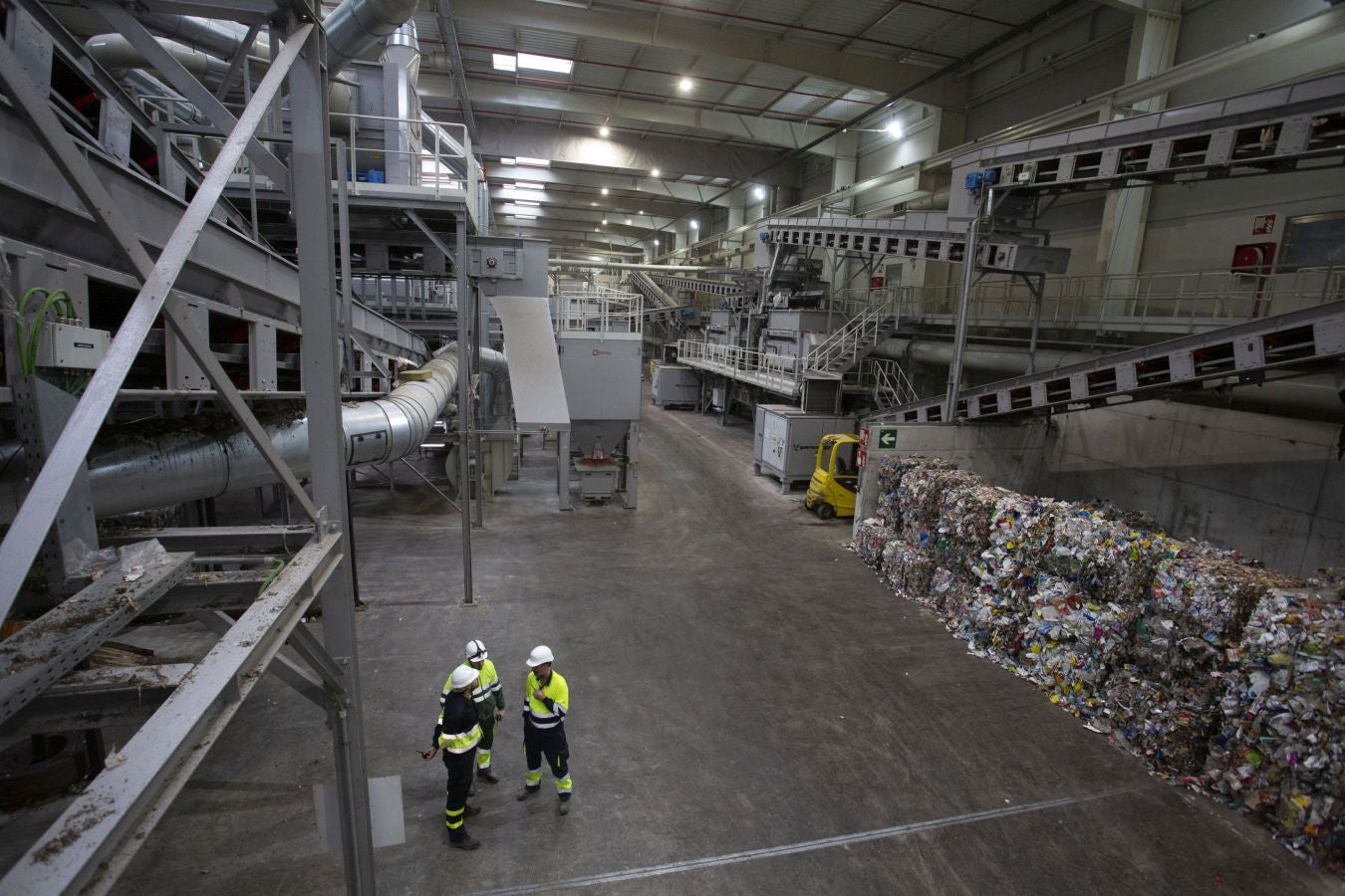 La incineradora de Zubieta ha comenzado su proceso de pruebas en caliente con la quema de las primeras toneladas de basura en sus hornos. Entre la noche de ayer y hoy se han introducido como combustible las primeras nueve toneladas de residuos para comenzar a comprobar si las conexiones funcionan y los sistemas de depuración y control de gases se encuentran a punto.