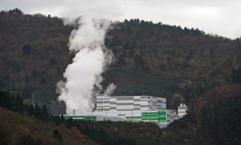 La incineradora de Zubieta ha comenzado su proceso de pruebas en caliente con la quema de las primeras toneladas de basura en sus hornos. Entre la noche de ayer y hoy se han introducido como combustible las primeras nueve toneladas de residuos para comenzar a comprobar si las conexiones funcionan y los sistemas de depuración y control de gases se encuentran a punto.