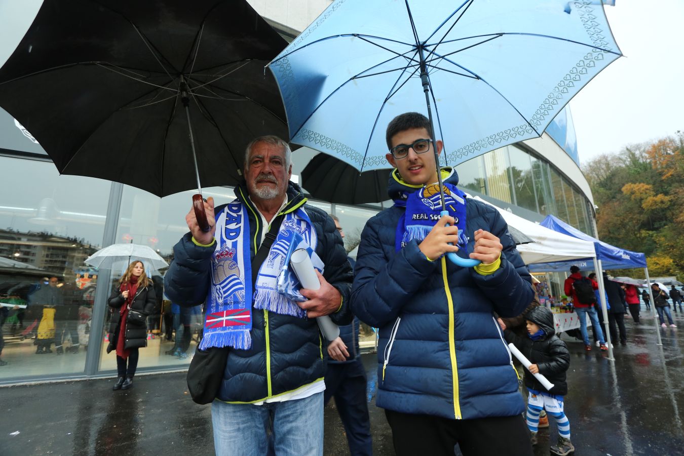 Seguidores de la Real Sociedad y Eibar han desafiado al mal tiempo y han teñido con sus colores la Parte Vieja donostiarra 