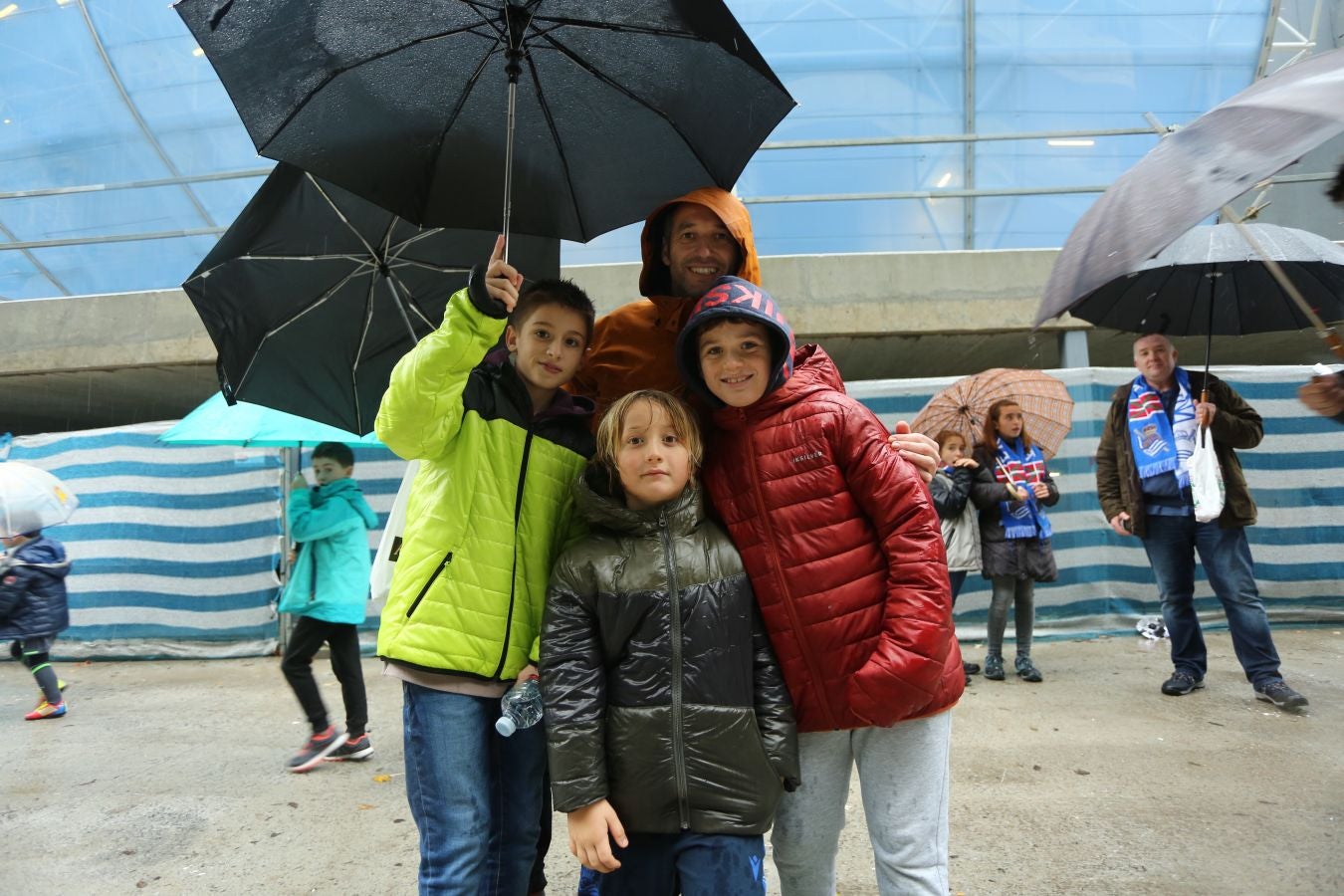 Seguidores de la Real Sociedad y Eibar han desafiado al mal tiempo y han teñido con sus colores la Parte Vieja donostiarra 