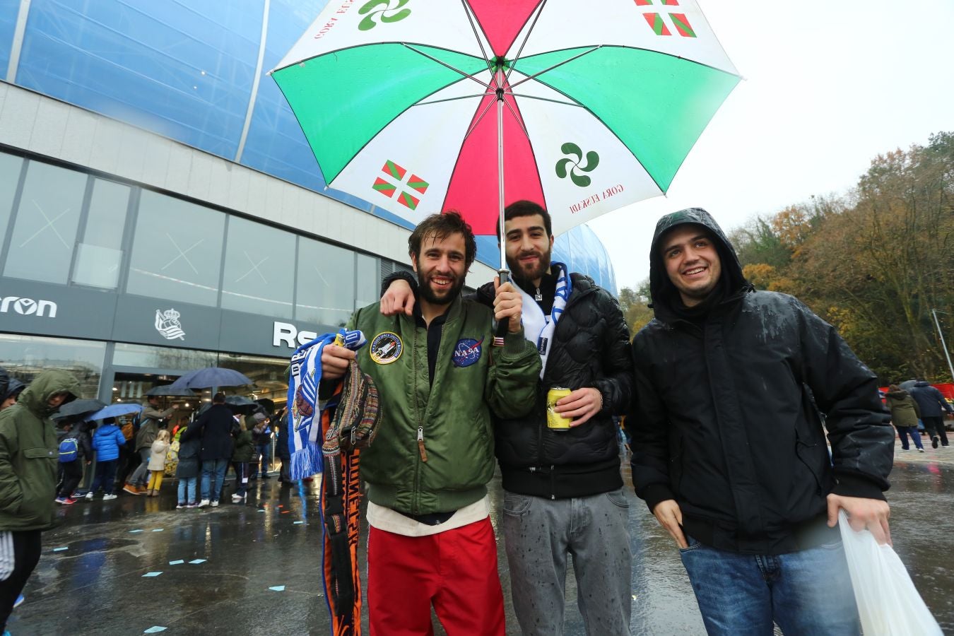 Seguidores de la Real Sociedad y Eibar han desafiado al mal tiempo y han teñido con sus colores la Parte Vieja donostiarra 