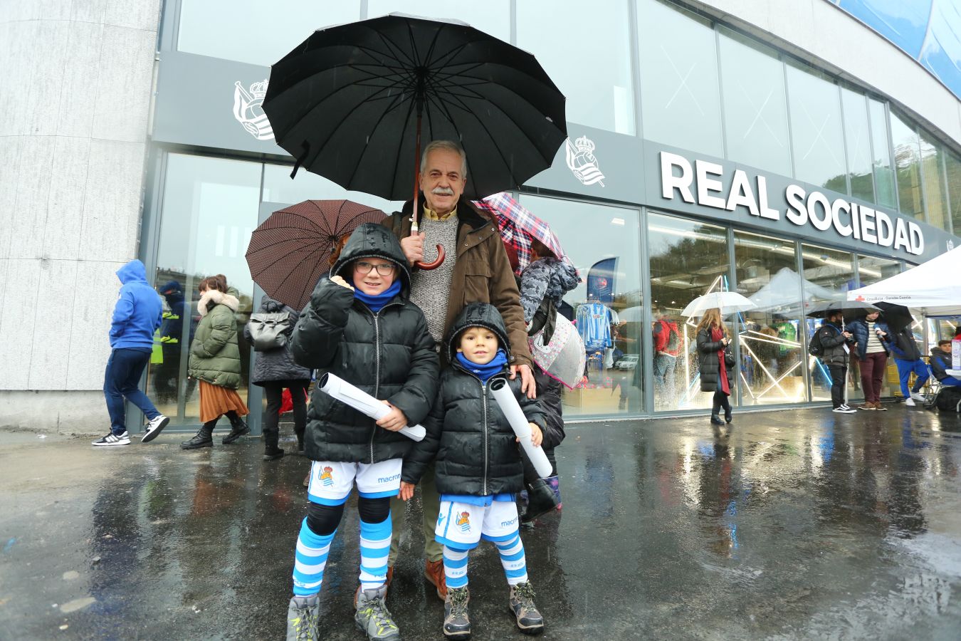 Seguidores de la Real Sociedad y Eibar han desafiado al mal tiempo y han teñido con sus colores la Parte Vieja donostiarra 