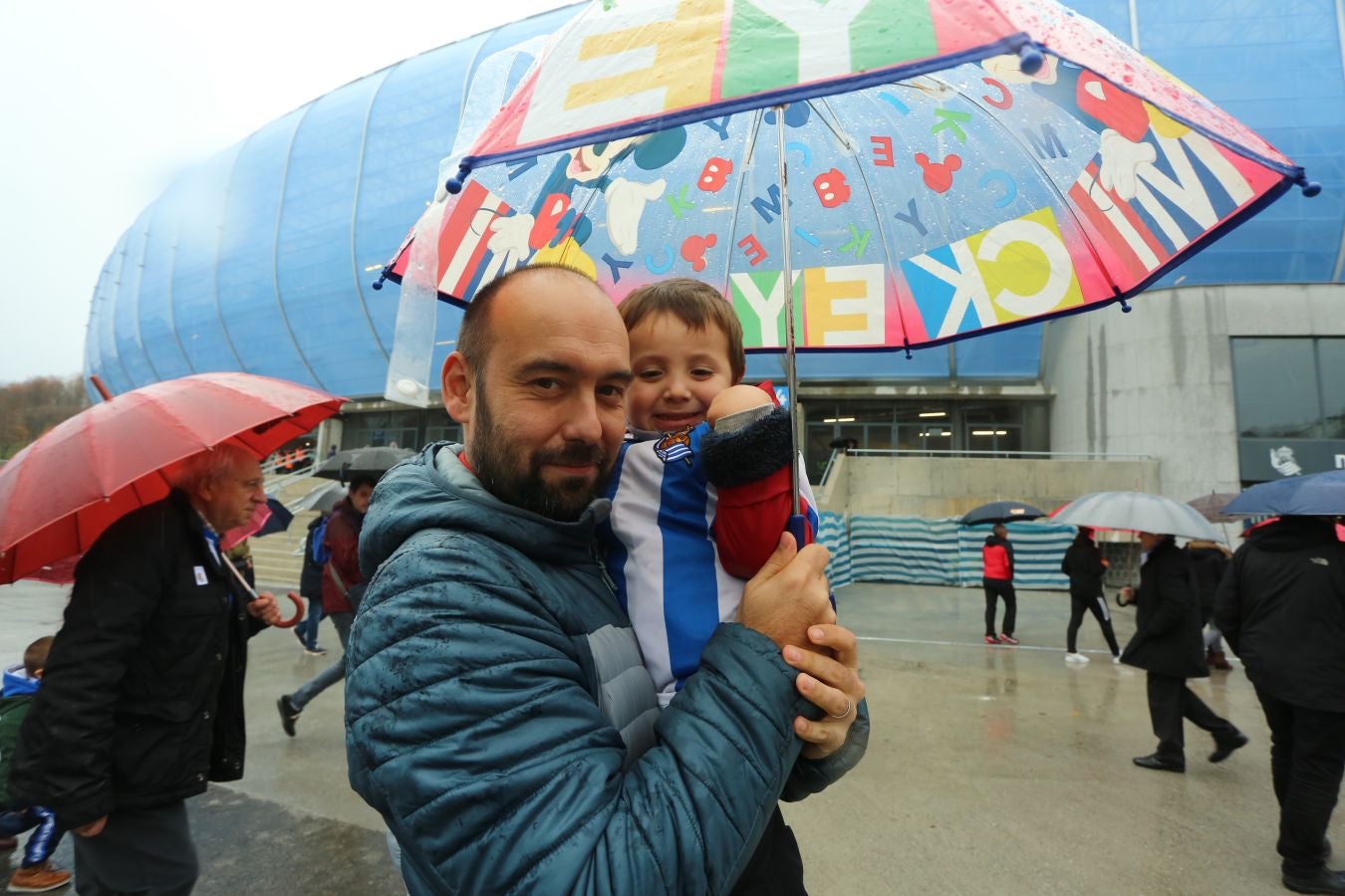 Seguidores de la Real Sociedad y Eibar han desafiado al mal tiempo y han teñido con sus colores la Parte Vieja donostiarra 