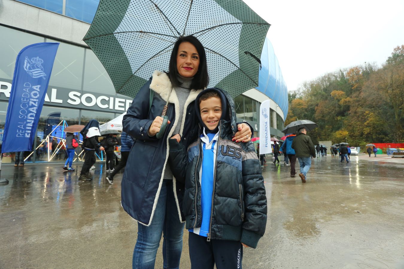 Seguidores de la Real Sociedad y Eibar han desafiado al mal tiempo y han teñido con sus colores la Parte Vieja donostiarra 
