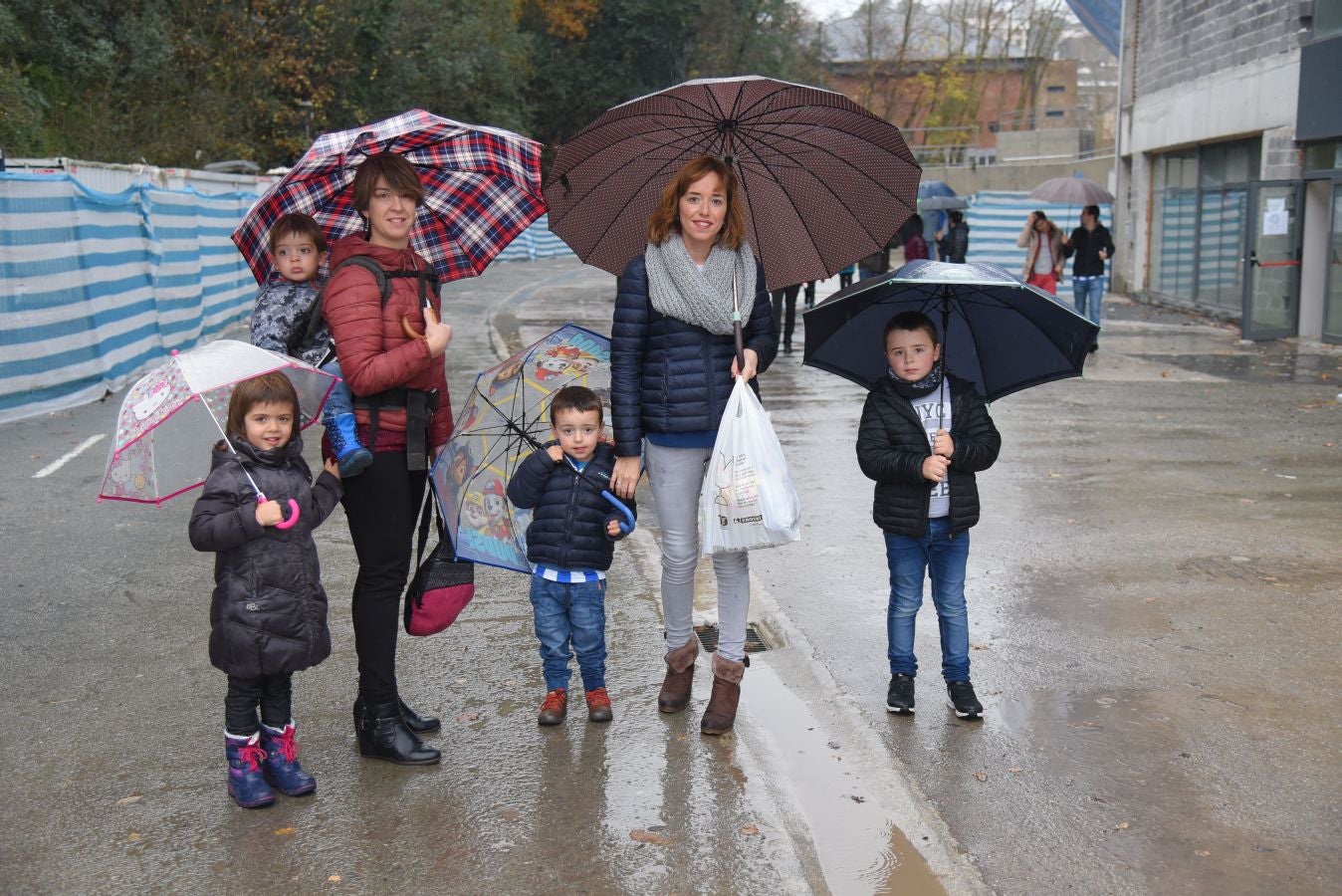 Seguidores de la Real Sociedad y Eibar han desafiado al mal tiempo y han teñido con sus colores la Parte Vieja donostiarra 