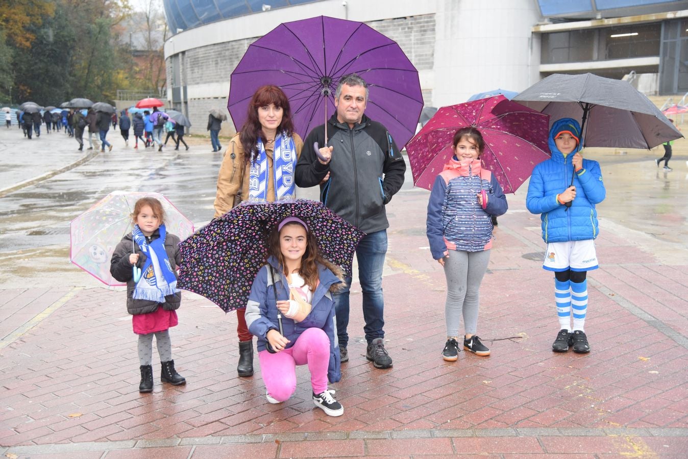 Seguidores de la Real Sociedad y Eibar han desafiado al mal tiempo y han teñido con sus colores la Parte Vieja donostiarra 