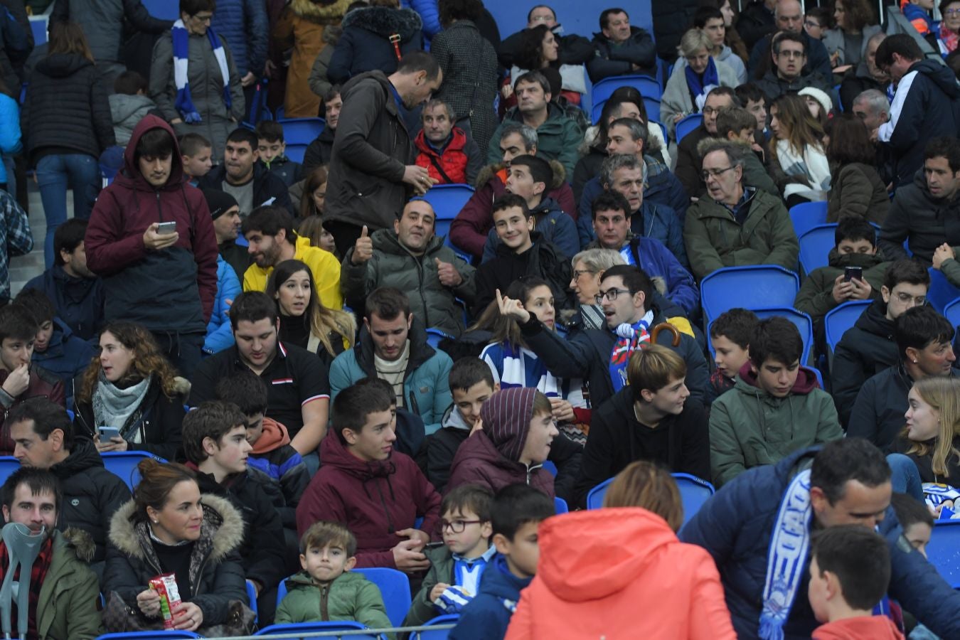 Seguidores de la Real Sociedad y Eibar han desafiado al mal tiempo y han teñido con sus colores la Parte Vieja donostiarra 