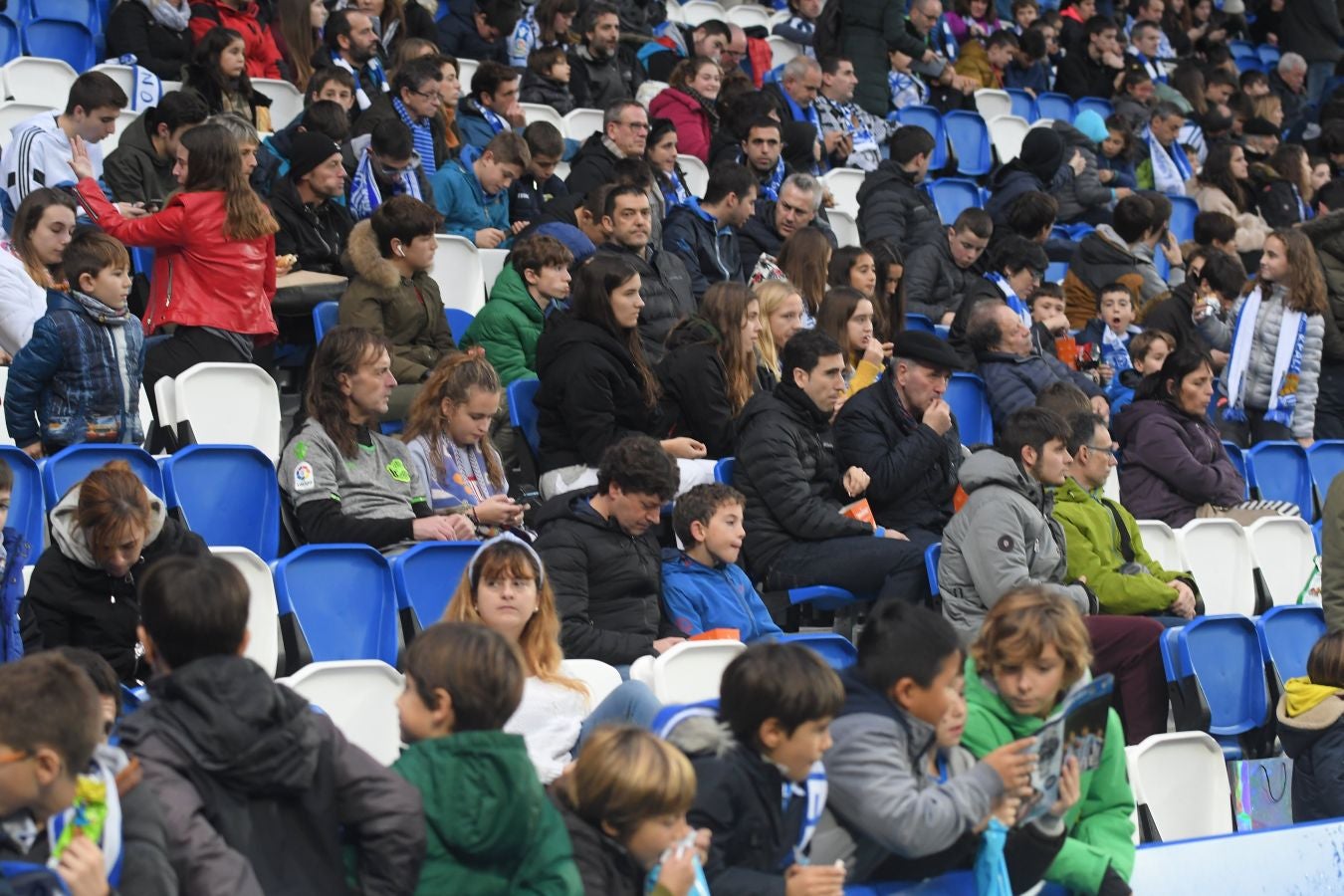 Seguidores de la Real Sociedad y Eibar han desafiado al mal tiempo y han teñido con sus colores la Parte Vieja donostiarra 