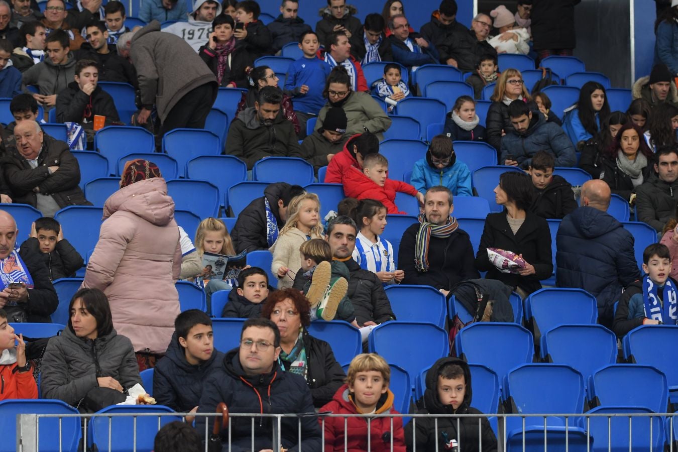 Seguidores de la Real Sociedad y Eibar han desafiado al mal tiempo y han teñido con sus colores la Parte Vieja donostiarra 