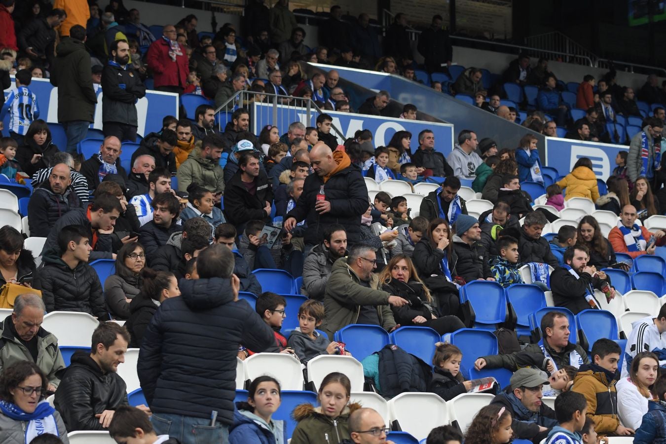 Seguidores de la Real Sociedad y Eibar han desafiado al mal tiempo y han teñido con sus colores la Parte Vieja donostiarra 