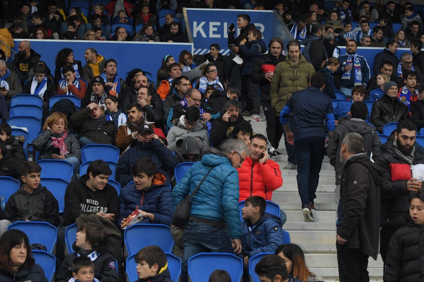 Seguidores de la Real Sociedad y Eibar han desafiado al mal tiempo y han teñido con sus colores la Parte Vieja donostiarra 
