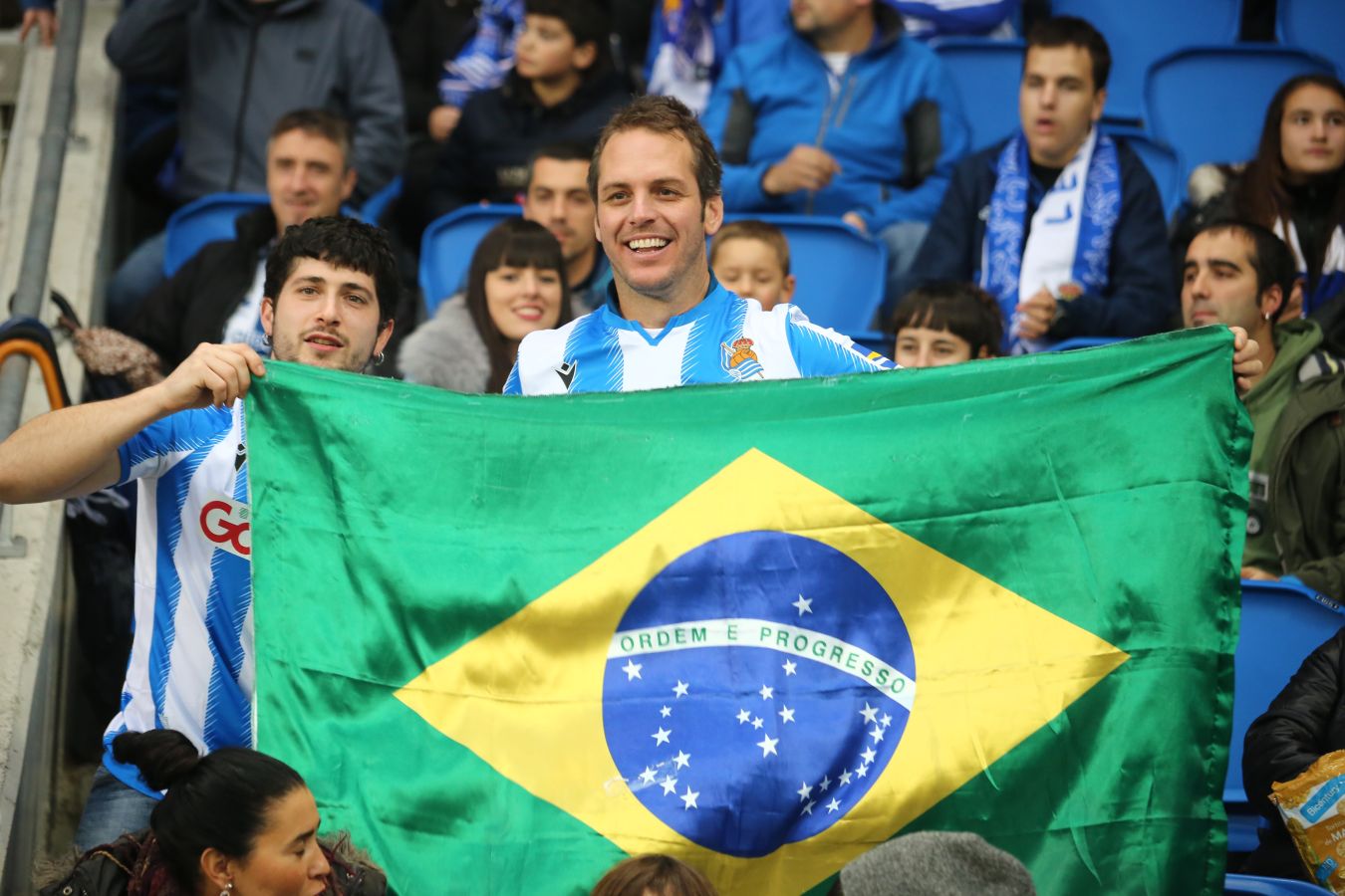 Seguidores de la Real Sociedad y Eibar han desafiado al mal tiempo y han teñido con sus colores la Parte Vieja donostiarra 