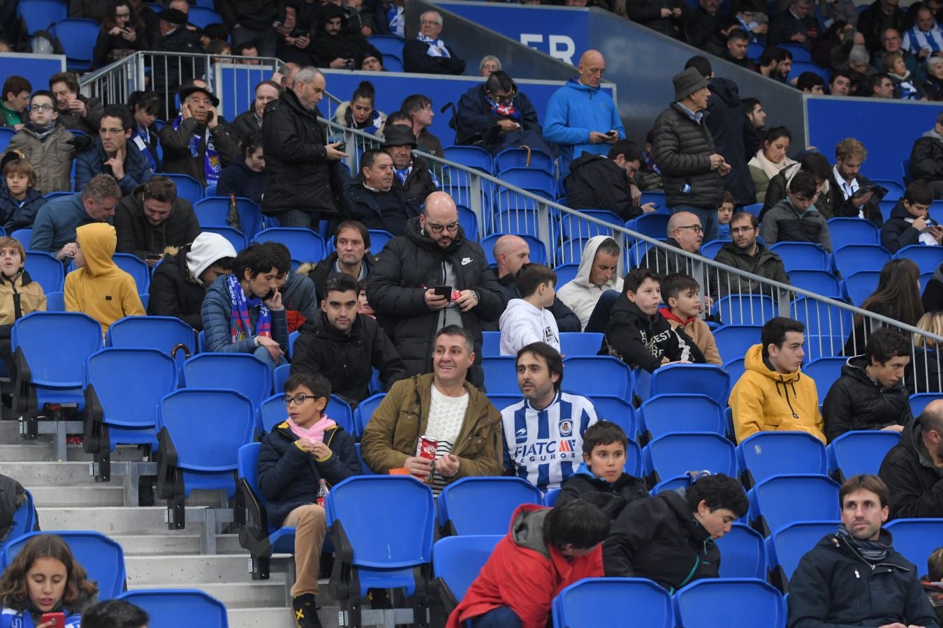 Seguidores de la Real Sociedad y Eibar han desafiado al mal tiempo y han teñido con sus colores la Parte Vieja donostiarra 