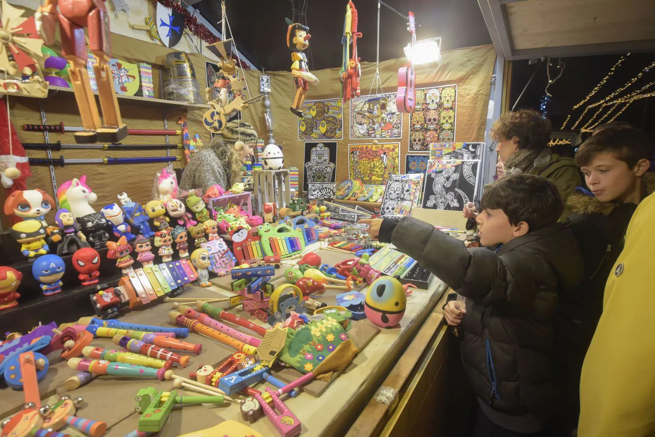 Las luces de Navidad iluminan Donostia. Por toda la ciudada hay 75 calles con más de 730 elementos, de ellos un 90% de diseños nuevos. Además, en Alderdi Eder se ha instalado un planetario de luz y sonido, una bola de diez metros de altura en la calle Easo, los árboles del Buen Pastor y el palacio de Miramar y el Mercado de Navidad. Todo ellos contribuyen a dar brillo a la ciudad.