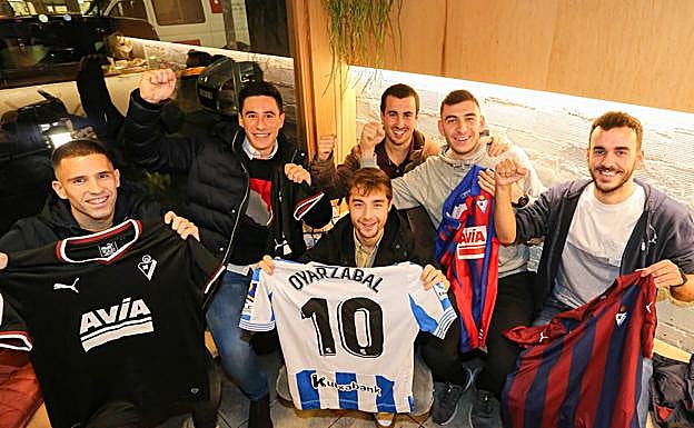 Gorka Amutxastegi, Ander Rementeria, Jon García –con la camiseta realista–, Julen Oruesagasti, Julen Etxaniz y Jon Alonso, bromean sobre el derbi guipuzcoano.