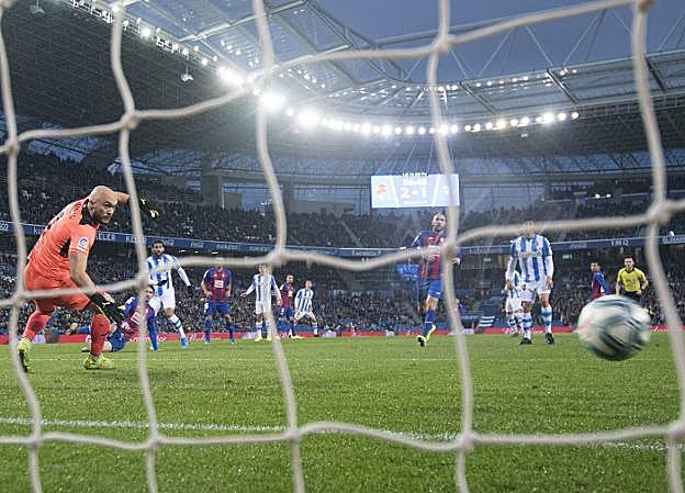 Marko Dmitrovic mira cómo el balón entra en su portería segundos después de que Willian José disparara para hacer el 3-1. 