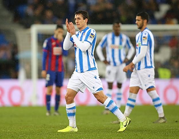 Oyarzabal agradece el apoyo del Reale Arena durante su cambio. 