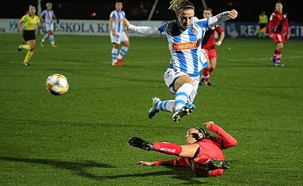 Bárbara Latorre salva la entrada de una defensa vallecana ayer en el Z7 de Zubieta. 