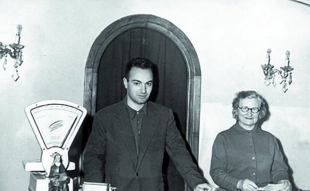 La 'tía Lola' y José Luis Martín en la pastelería antes de su ampliación. 