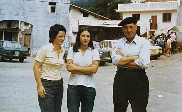 La donostiarra con María Rosario y José en la plaza de Berastegi hace 46 años. 