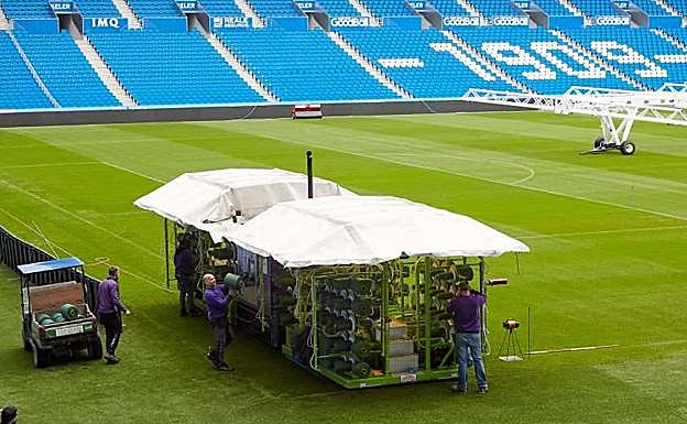 La maquinaria sobre el terreno de juego de Anoeta. 
