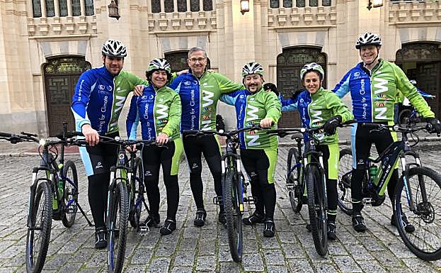Moreno (segunda por la izq.) participó ayer en una marcha ciclista para concienciar sobre el clima. 
