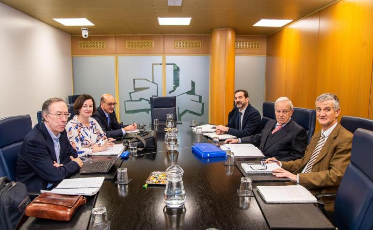 Los expertos del nuevo estatus, en una reunión en el Parlamento Vasco.