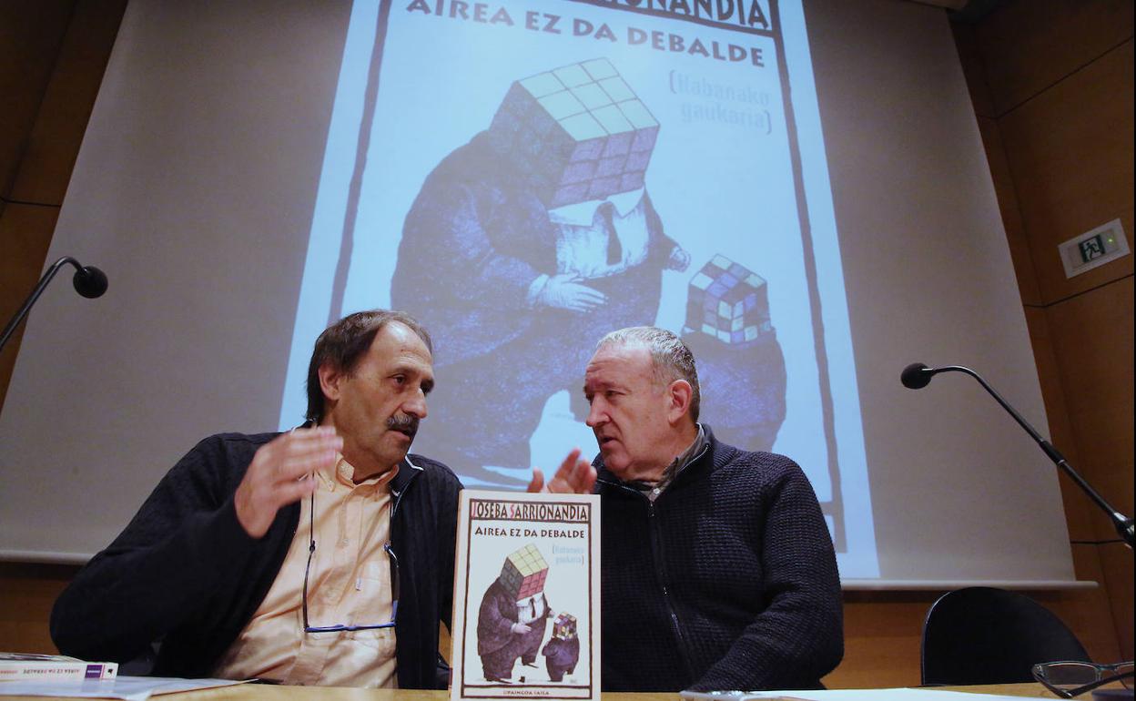 Joxemari Iturralde eta Fernando Rey edizioaren arduraduna, liburuaren aurkezpenean. 