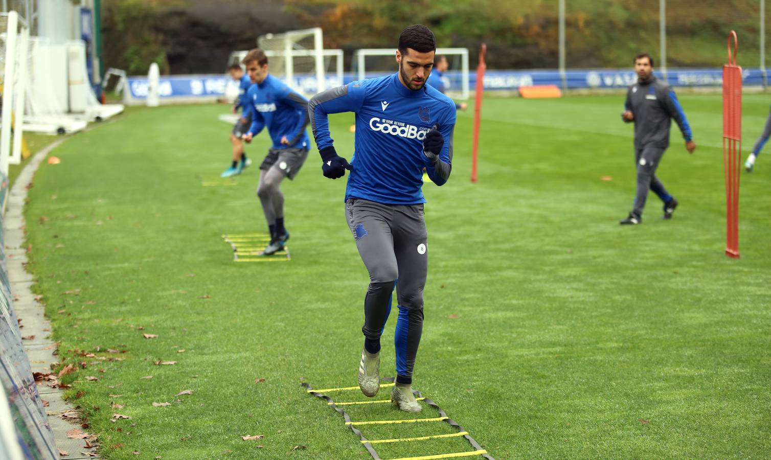 El atacante txuri-urdin no se ha podido entrenar junto al resto de sus compañeros. Illarramendi ha realizado ejercicios sobre el terreno de juego. 