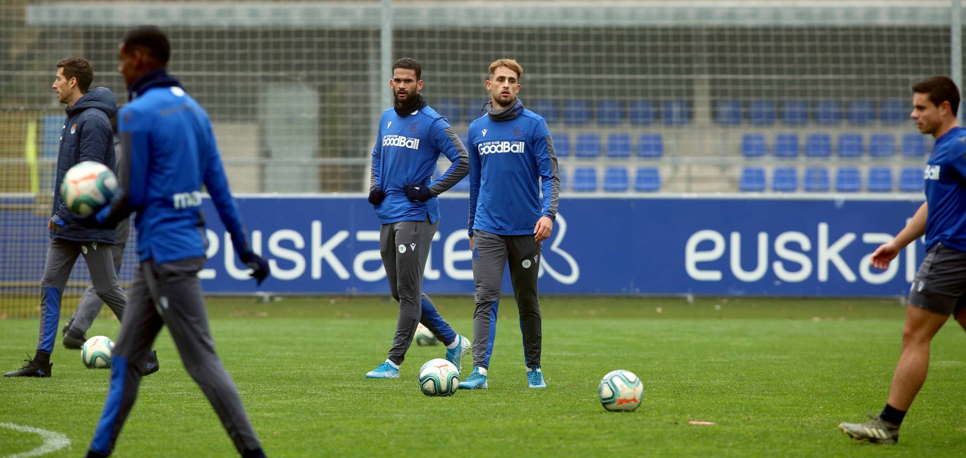 El atacante txuri-urdin no se ha podido entrenar junto al resto de sus compañeros. Illarramendi ha realizado ejercicios sobre el terreno de juego. 
