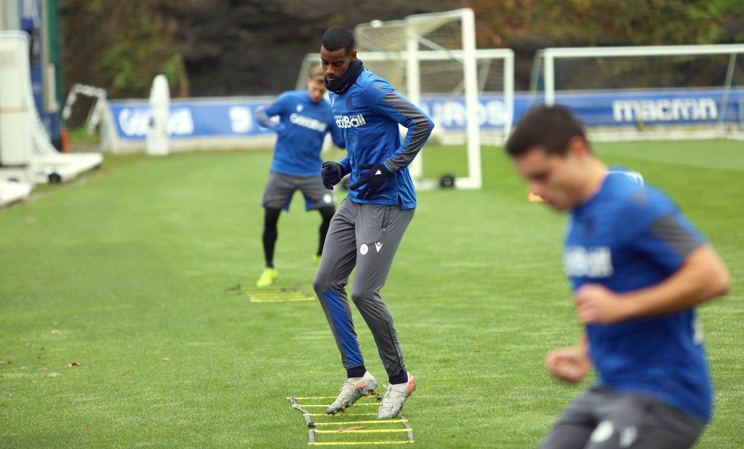 El atacante txuri-urdin no se ha podido entrenar junto al resto de sus compañeros. Illarramendi ha realizado ejercicios sobre el terreno de juego. 