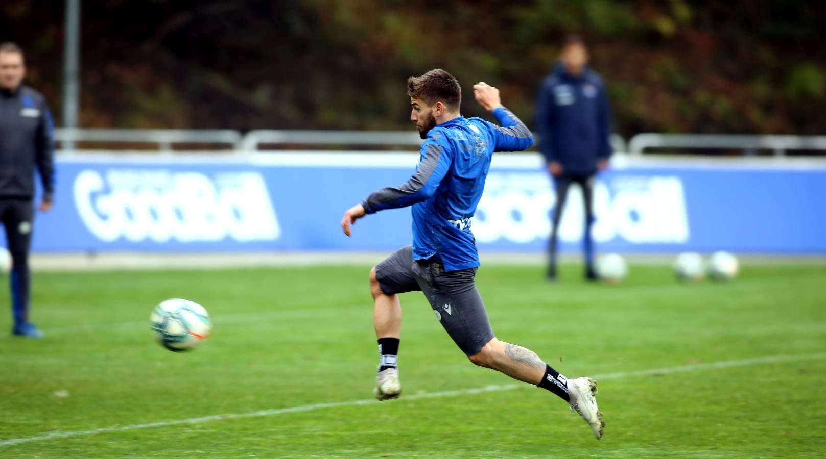 El atacante txuri-urdin no se ha podido entrenar junto al resto de sus compañeros. Illarramendi ha realizado ejercicios sobre el terreno de juego. 