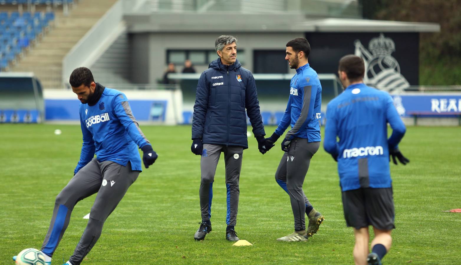 El atacante txuri-urdin no se ha podido entrenar junto al resto de sus compañeros. Illarramendi ha realizado ejercicios sobre el terreno de juego. 