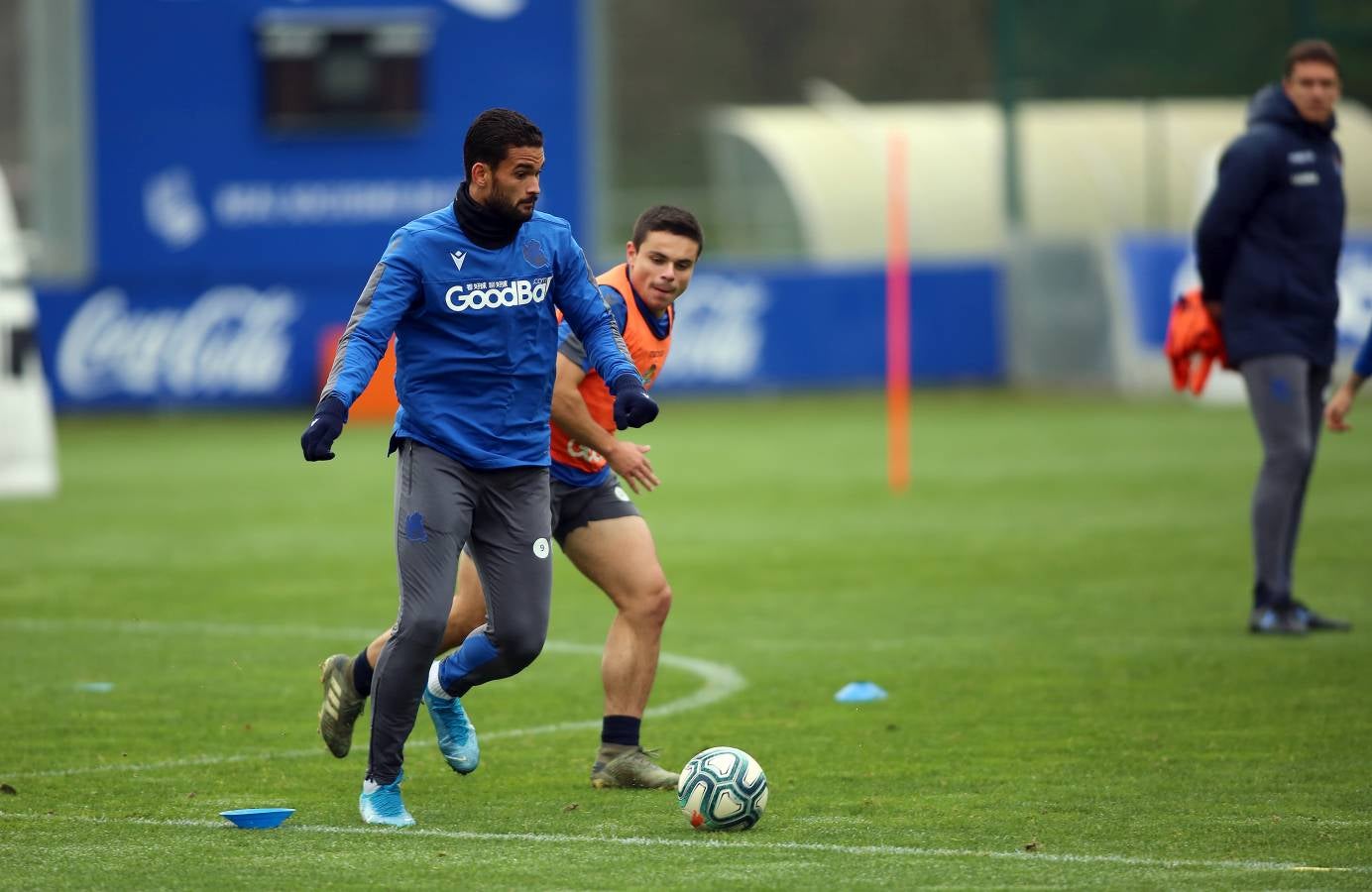 El atacante txuri-urdin no se ha podido entrenar junto al resto de sus compañeros. Illarramendi ha realizado ejercicios sobre el terreno de juego. 