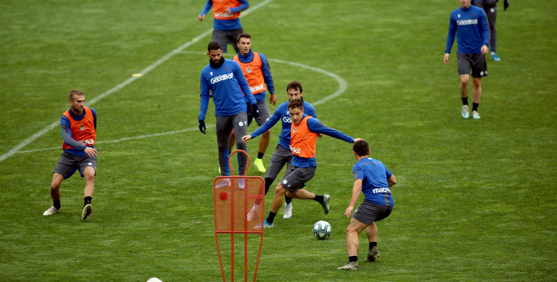 El atacante txuri-urdin no se ha podido entrenar junto al resto de sus compañeros. Illarramendi ha realizado ejercicios sobre el terreno de juego. 