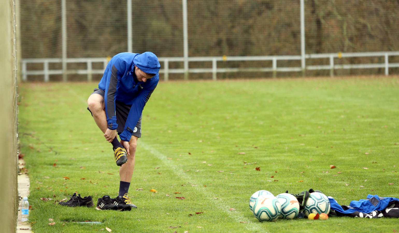 El atacante txuri-urdin no se ha podido entrenar junto al resto de sus compañeros. Illarramendi ha realizado ejercicios sobre el terreno de juego. 