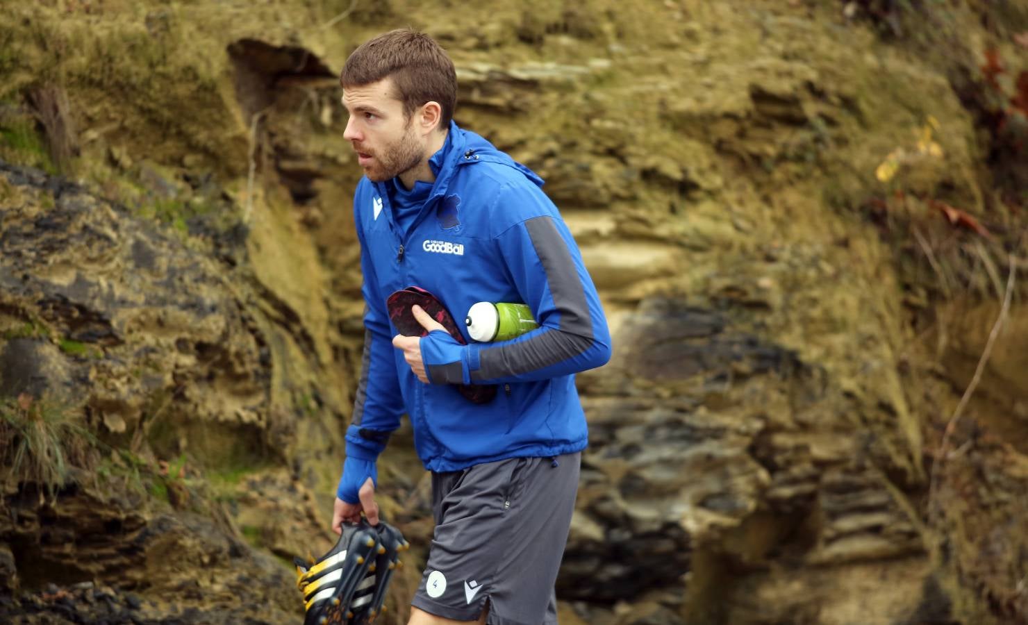 El atacante txuri-urdin no se ha podido entrenar junto al resto de sus compañeros. Illarramendi ha realizado ejercicios sobre el terreno de juego. 