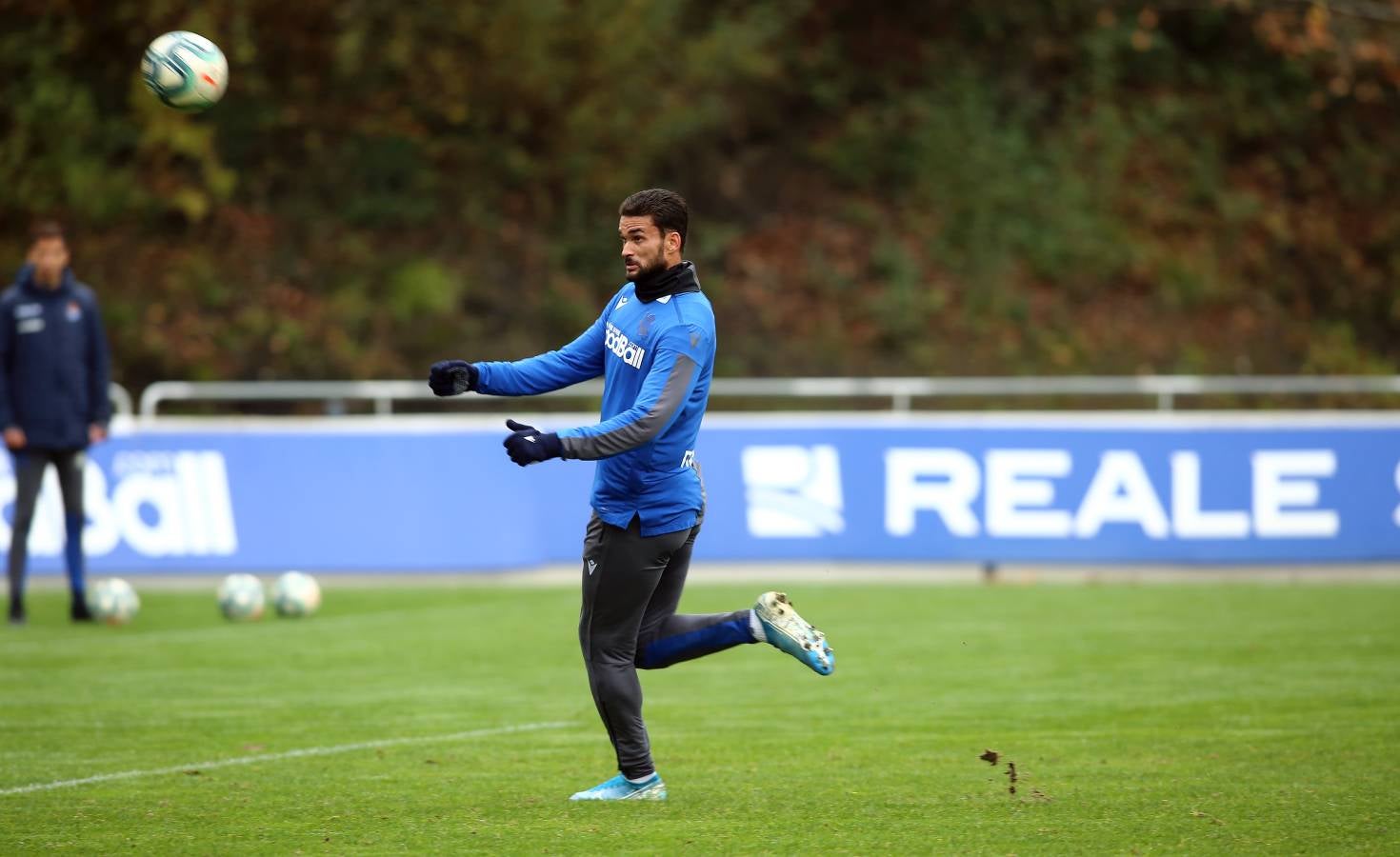 El atacante txuri-urdin no se ha podido entrenar junto al resto de sus compañeros. Illarramendi ha realizado ejercicios sobre el terreno de juego. 