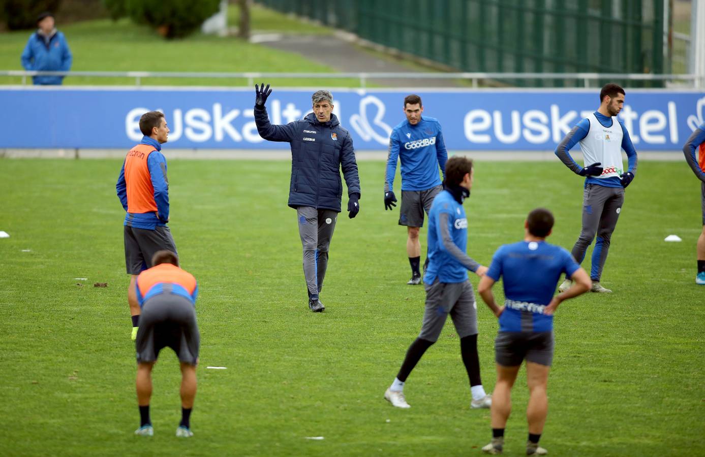 El atacante txuri-urdin no se ha podido entrenar junto al resto de sus compañeros. Illarramendi ha realizado ejercicios sobre el terreno de juego. 