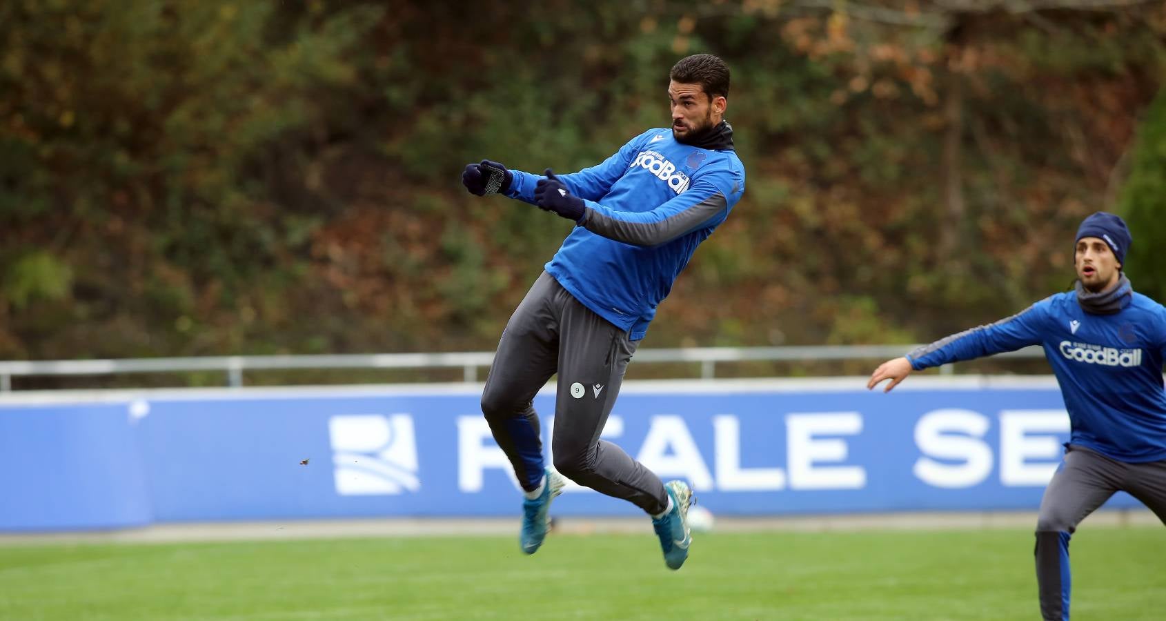 El atacante txuri-urdin no se ha podido entrenar junto al resto de sus compañeros. Illarramendi ha realizado ejercicios sobre el terreno de juego. 
