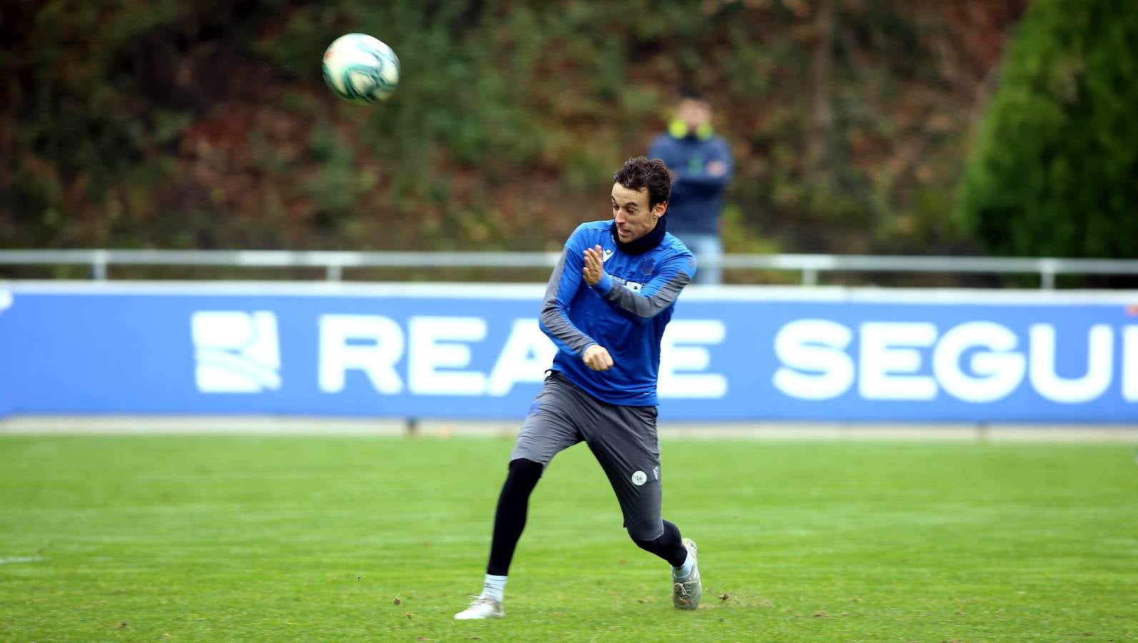 El atacante txuri-urdin no se ha podido entrenar junto al resto de sus compañeros. Illarramendi ha realizado ejercicios sobre el terreno de juego. 