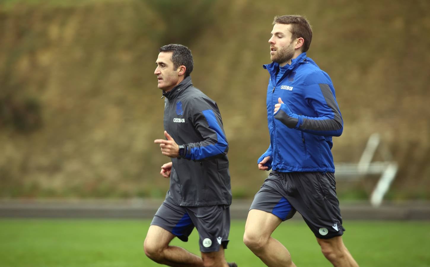 El atacante txuri-urdin no se ha podido entrenar junto al resto de sus compañeros. Illarramendi ha realizado ejercicios sobre el terreno de juego. 