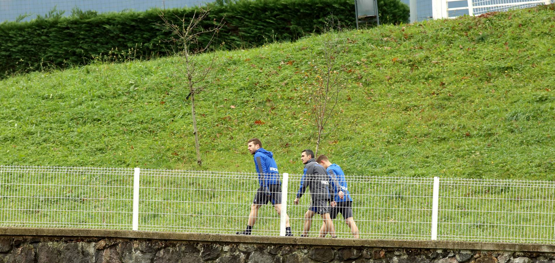 El atacante txuri-urdin no se ha podido entrenar junto al resto de sus compañeros. Illarramendi ha realizado ejercicios sobre el terreno de juego. 