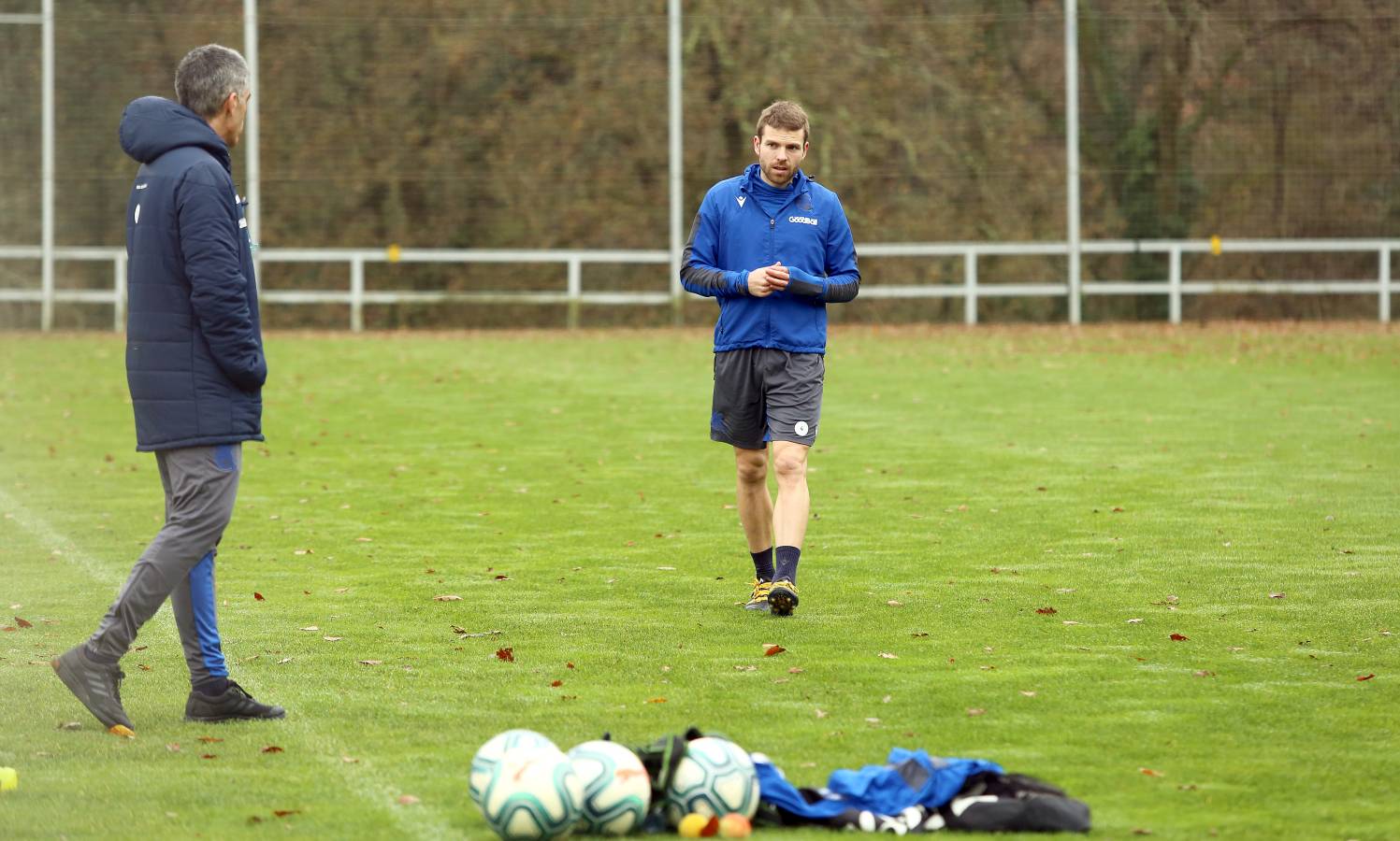 El atacante txuri-urdin no se ha podido entrenar junto al resto de sus compañeros. Illarramendi ha realizado ejercicios sobre el terreno de juego. 