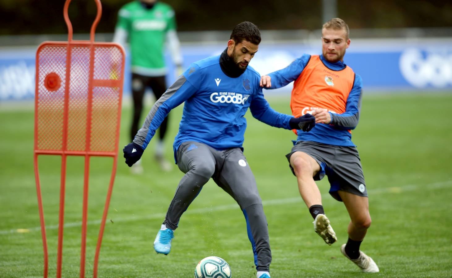 El atacante txuri-urdin no se ha podido entrenar junto al resto de sus compañeros. Illarramendi ha realizado ejercicios sobre el terreno de juego. 